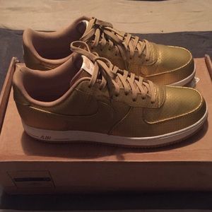 Men’s Nike Air Force 1 Metallic Gold